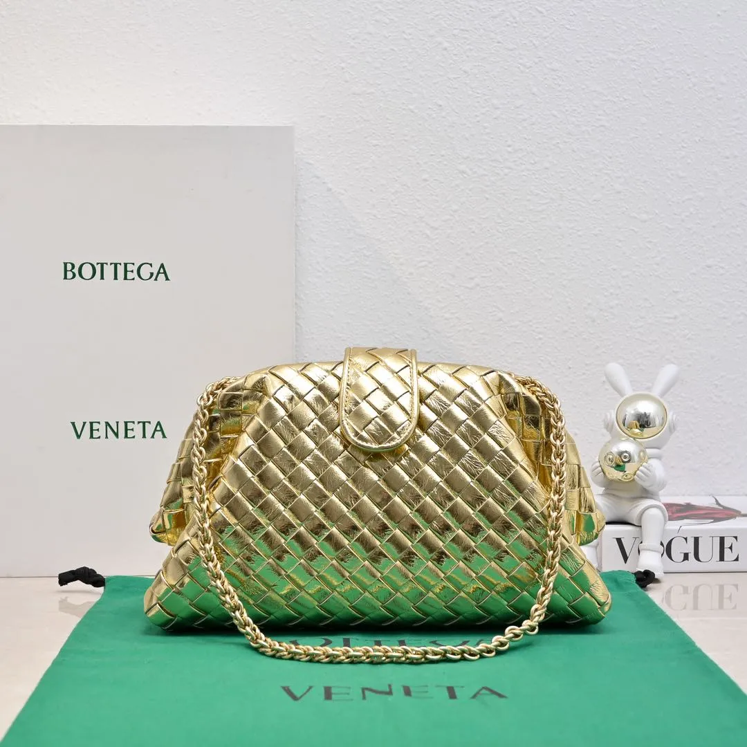 Batch 2260 Bitters Venetia 2024 summer series brings Lauren 1980 handbags back to the public eye. The design of the bag is inspired by ancient Roman architecture. It uses the brand's iconic Intrecciato lambskin woven bag body with a hard frame. No logo can be seen on the whole bag. It is equipped with a leather woven metal chain. When using it as a clutch, just put the chain directly in the bag ~ showing an elegant and timeless style. Decades later, when Lauren Hutton once again walked on the Bottega Venetia spring and summer show with this bag, the charm of the year still remains intact despite the passage of time. Size: 31.5*16.5*11 Style No.: 5807
